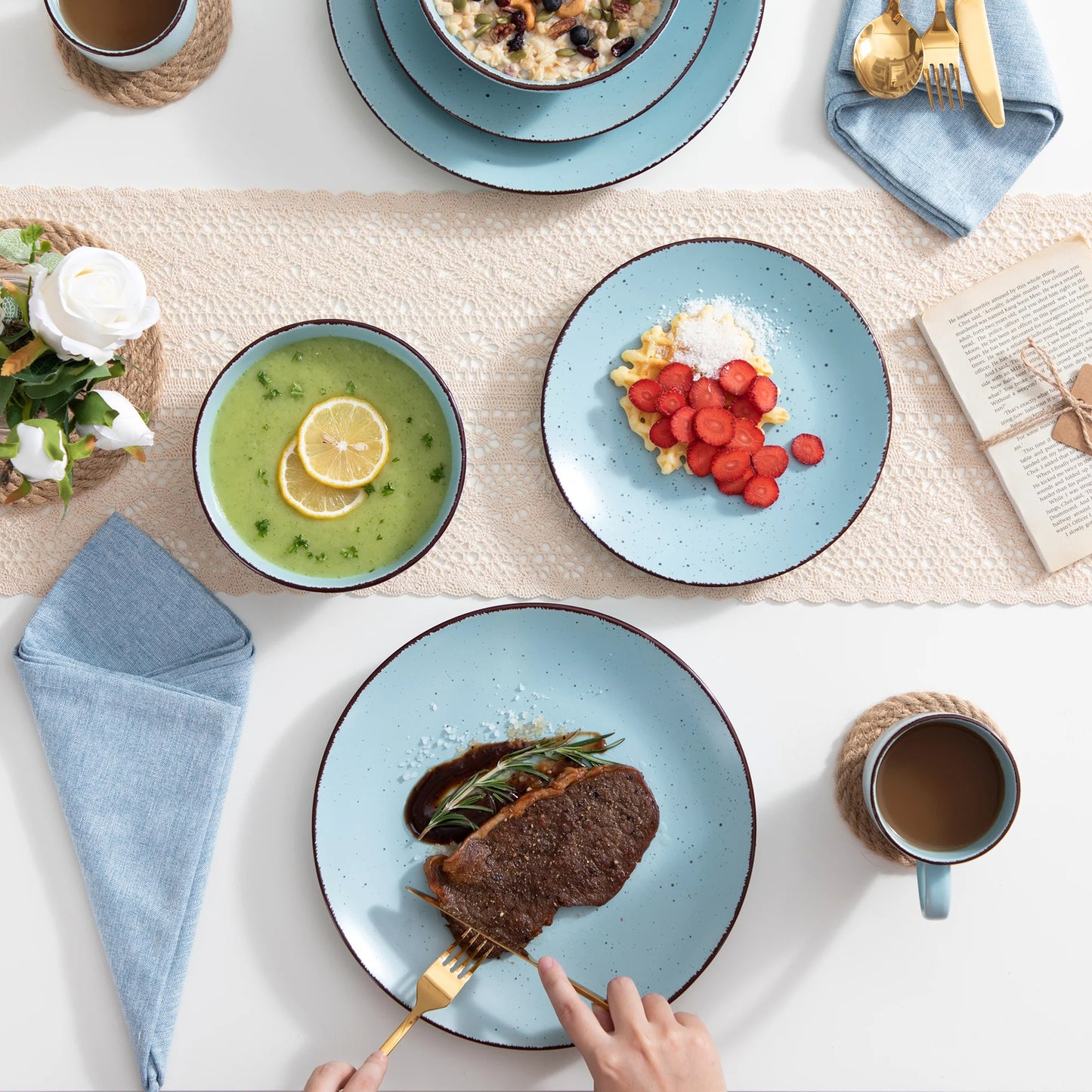 Ensemble Assiettes Tasses & Bols Tachetés Couleur Bleu pâle