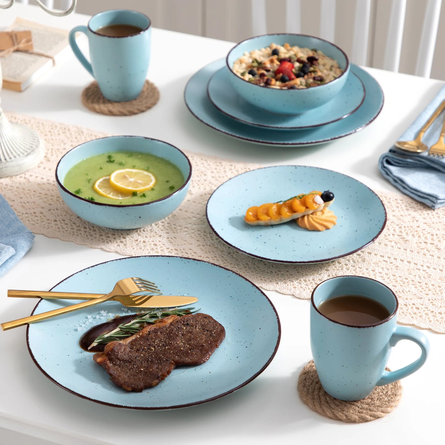 Ensemble Assiettes Tasses & Bols Tachetés Couleur Bleu pâle